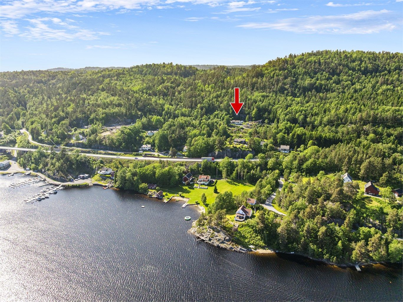 Eiendommen ligger innerst på en endevei i et rolig boligområde på Songe.