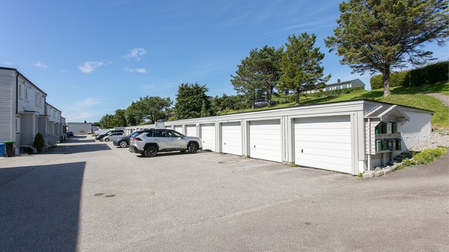 Borettslagets felles garasjerekke med tilhørende garasjeplass.