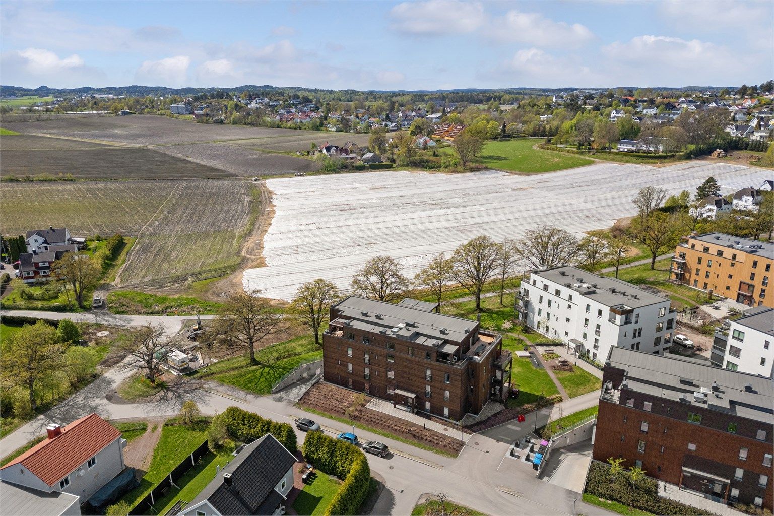  Det er også gangavstand til parker, friområder og spisesteder, samt kort vei til skoler, barnehager og idrettsanlegg. 