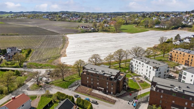 Det er også gangavstand til parker, friområder og spisesteder, samt kort vei til skoler, barnehager og idrettsanlegg.