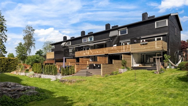 Hagen rundt boligen er en del av fellesarealet til velforeningen, men blir en naturlig forlengende av uteplass til boligen.