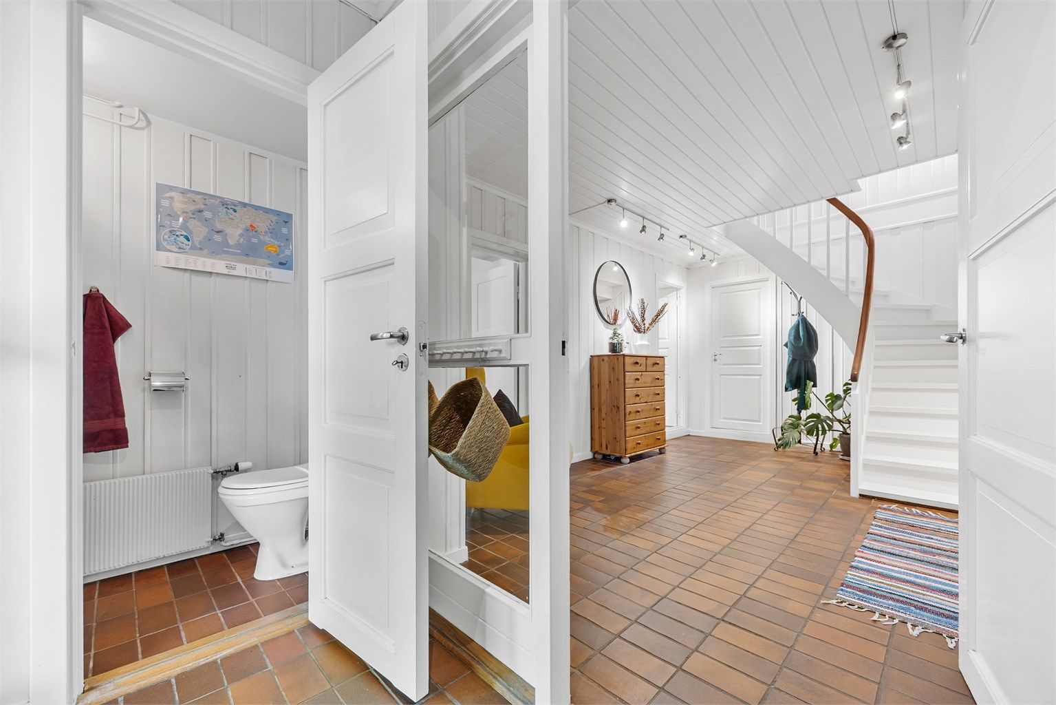 Velkommen inn! Boligen ønsker deg velkommen med en innbydende entre.