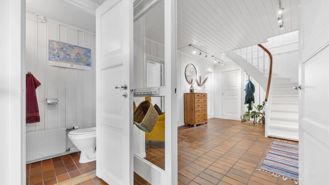 Velkommen inn! Boligen ønsker deg velkommen med en innbydende entre.