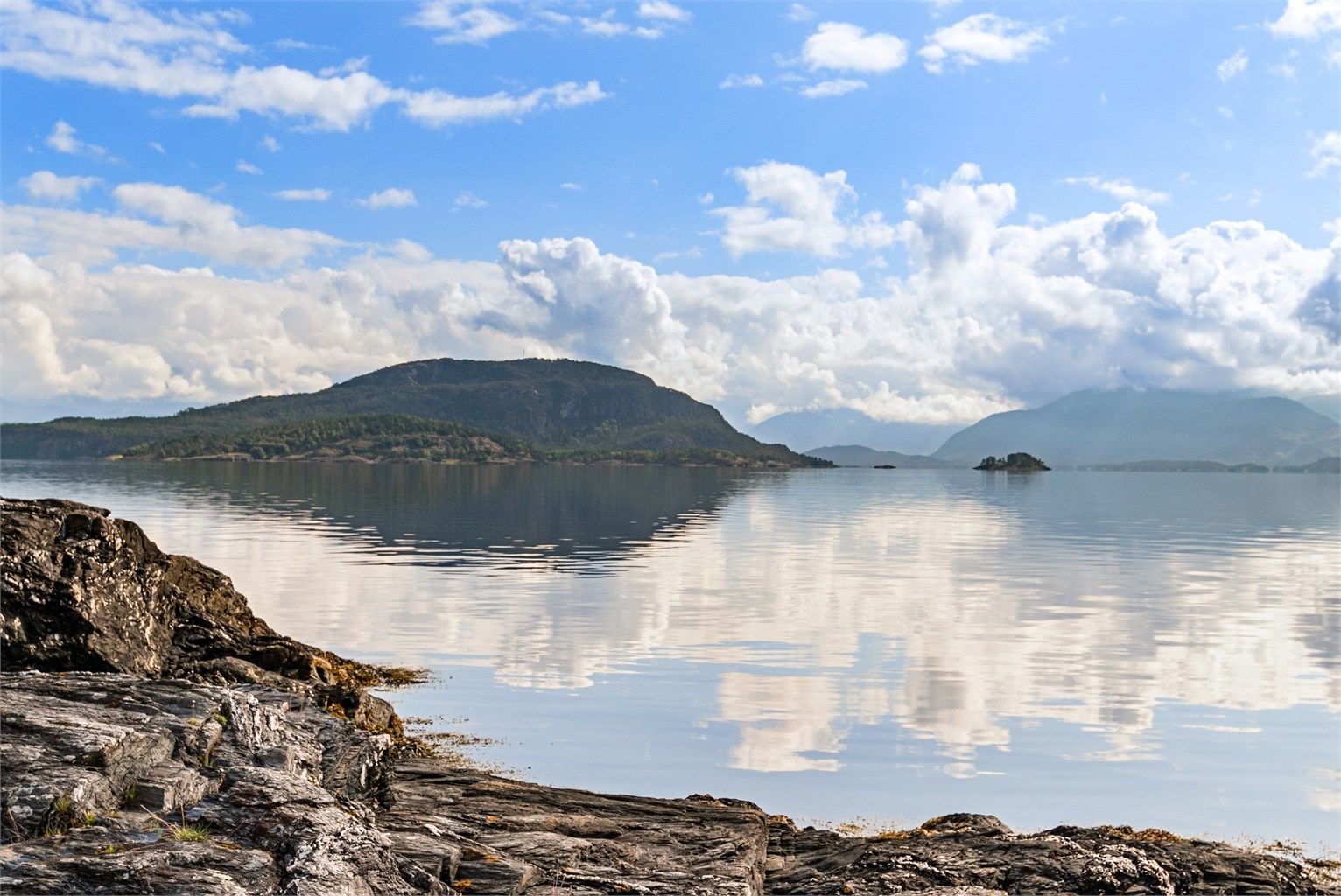 - Fjordutsikt mot de omkringliggende øyene og landskapet på Tysnes -