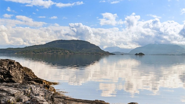 - Fjordutsikt mot de omkringliggende øyene og landskapet på Tysnes -