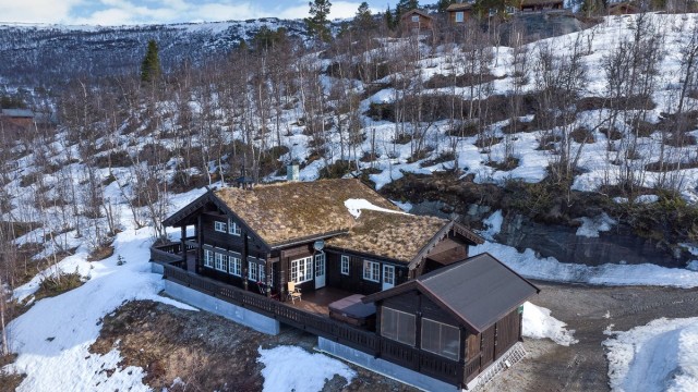 Krogsveen Sunnmøre v/EIendomsmegler Harald Osdal har gelden av å presentere en stor og innholdsrik Buen hytte beliggende på utsiktstomt på Kongelberget