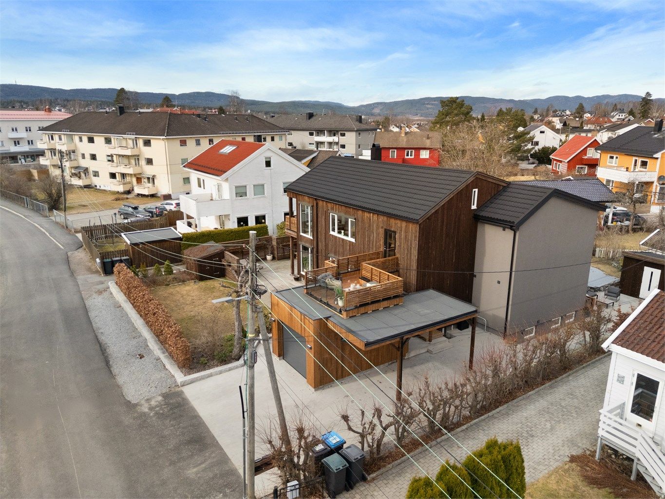 Jupiterveien er en idyllisk gate uten gjennomgangstrafikk. Det er kun 22 eiendommer i gaten og nærmeste nabo er barnevennlige Jupiterjordet/Sverre Enevolds plass. Foto: André Aakermann