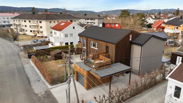 Jupiterveien er en idyllisk gate uten gjennomgangstrafikk. Det er kun 22 eiendommer i gaten og nærmeste nabo er barnevennlige Jupiterjordet/Sverre Enevolds plass. Foto: André Aakermann
