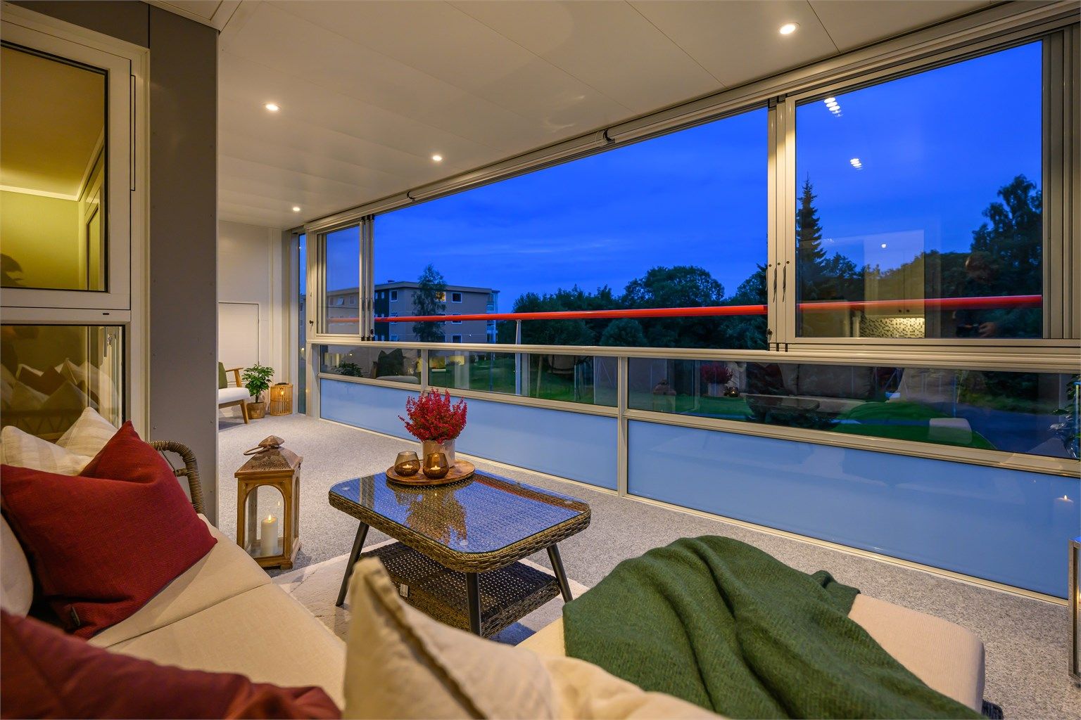 Balkongen er utstyrt med vindusflater som kan åpnes opp og med downlights i tak som gir en behagelig atmosfære kveldsstid. 