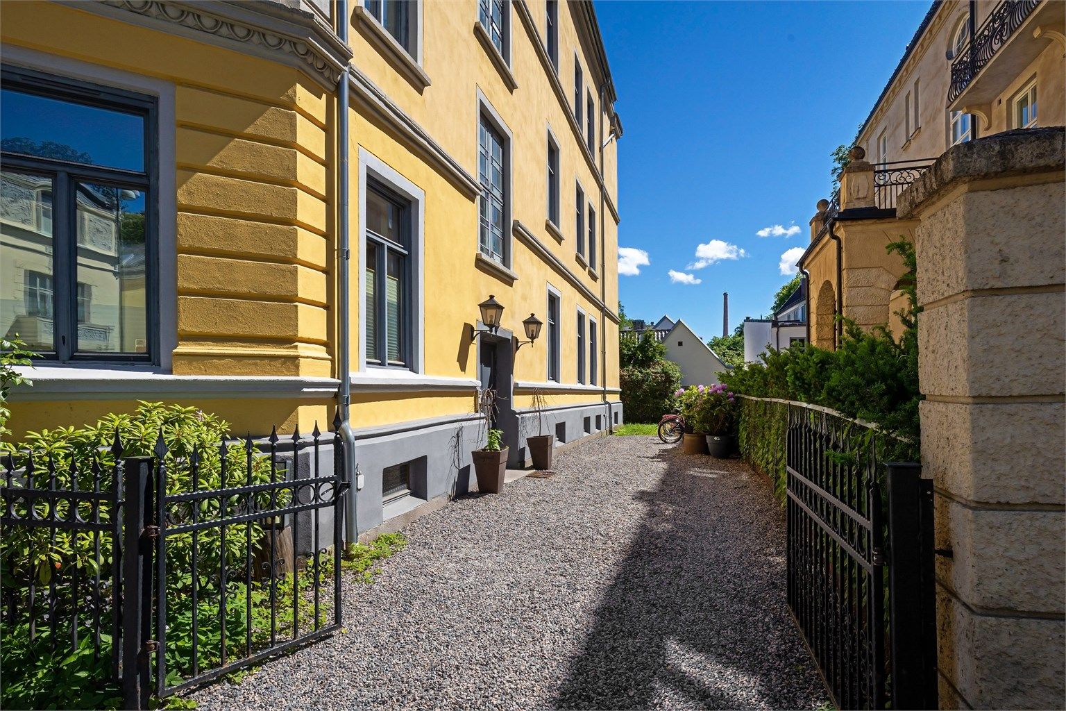 Adkomst til boligen skjer via felles trappeoppgang fra en hyggelig, gruset gangvei.