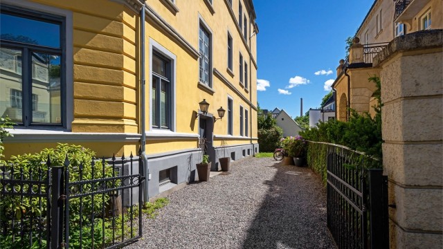 Adkomst til boligen skjer via felles trappeoppgang fra en hyggelig, gruset gangvei.