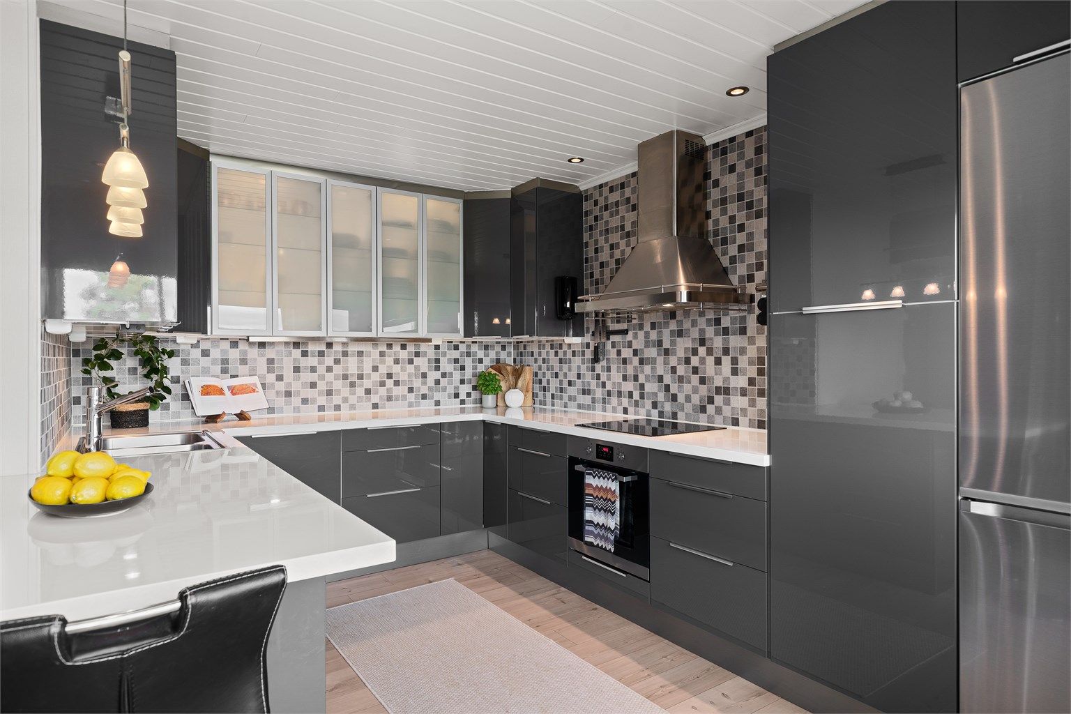 Fint kjøkken med integrerte hvitevarer 