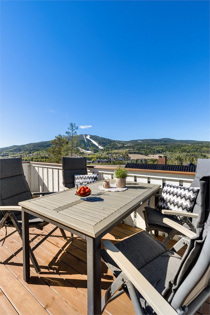 Fin plass til spisegruppe på verandaen (verandaens utvidelse er ikke det ikke søkt om se videre info i salgsoppgaven)