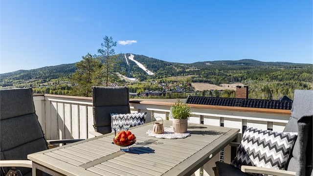 Fin plass til spisegruppe på verandaen (verandaens utvidelse er ikke det ikke søkt om se videre info i salgsoppgaven)