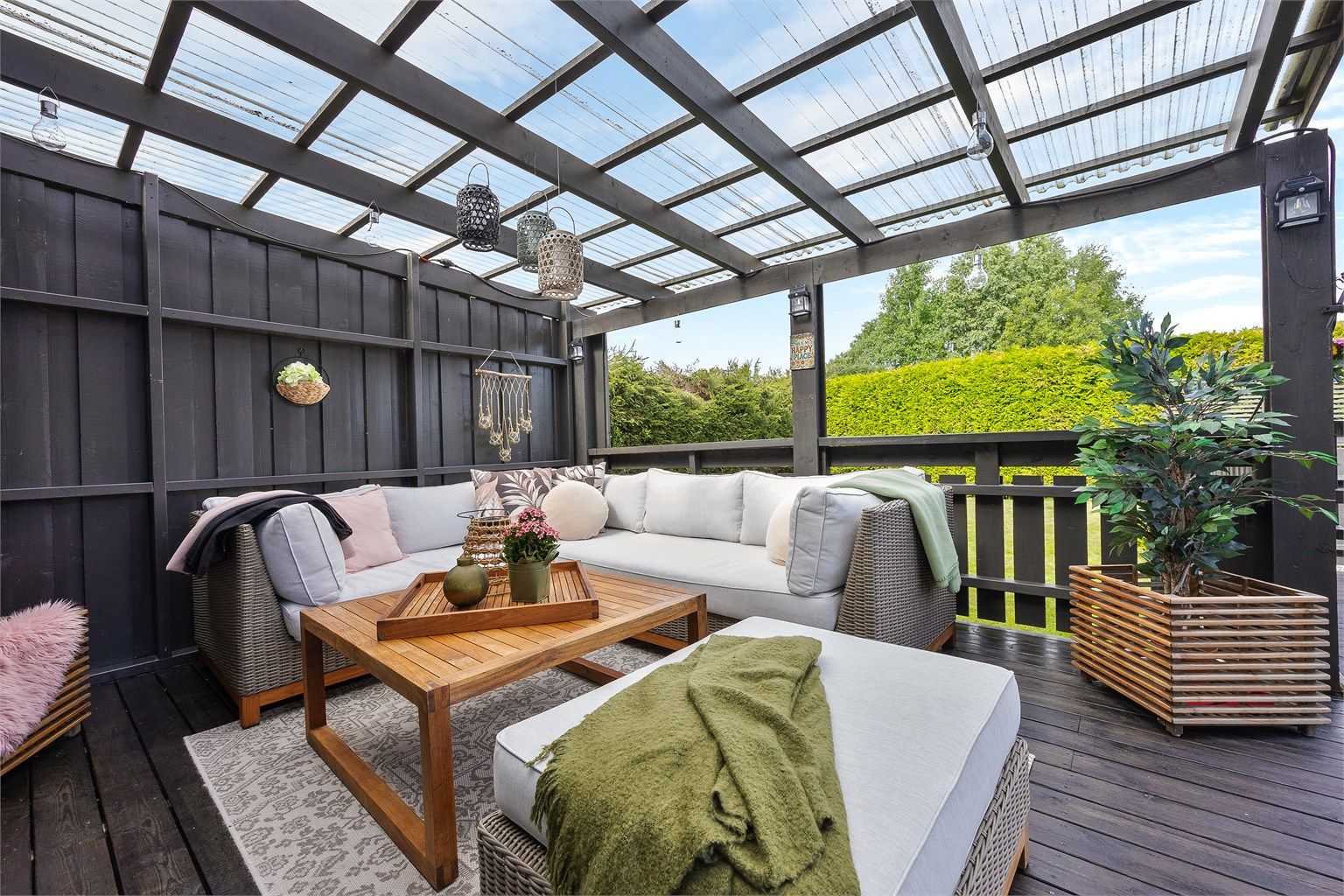 Eiendommen har flere uteplasser, inkludert en stor terrasse med en overbygd og lun lounge.