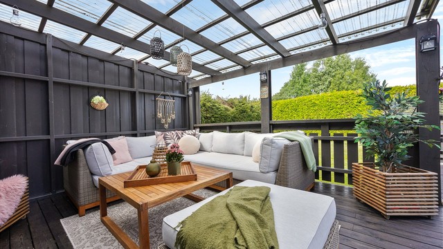 Eiendommen har flere uteplasser, inkludert en stor terrasse med en overbygd og lun lounge.