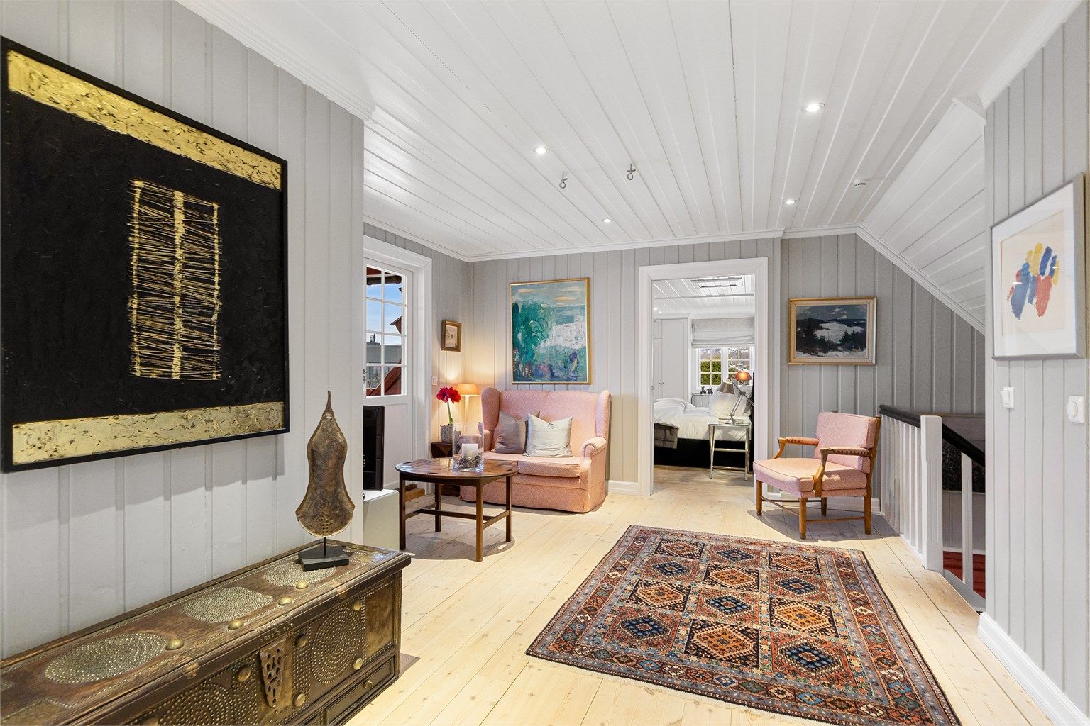 I 2. etasje ligger soveromsavdelingen med fire gode soverom, TV-stue og to baderom, begge oppusset i 2023