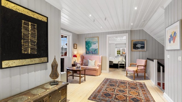 I 2. etasje ligger soveromsavdelingen med fire gode soverom, TV-stue og to baderom, begge oppusset i 2023