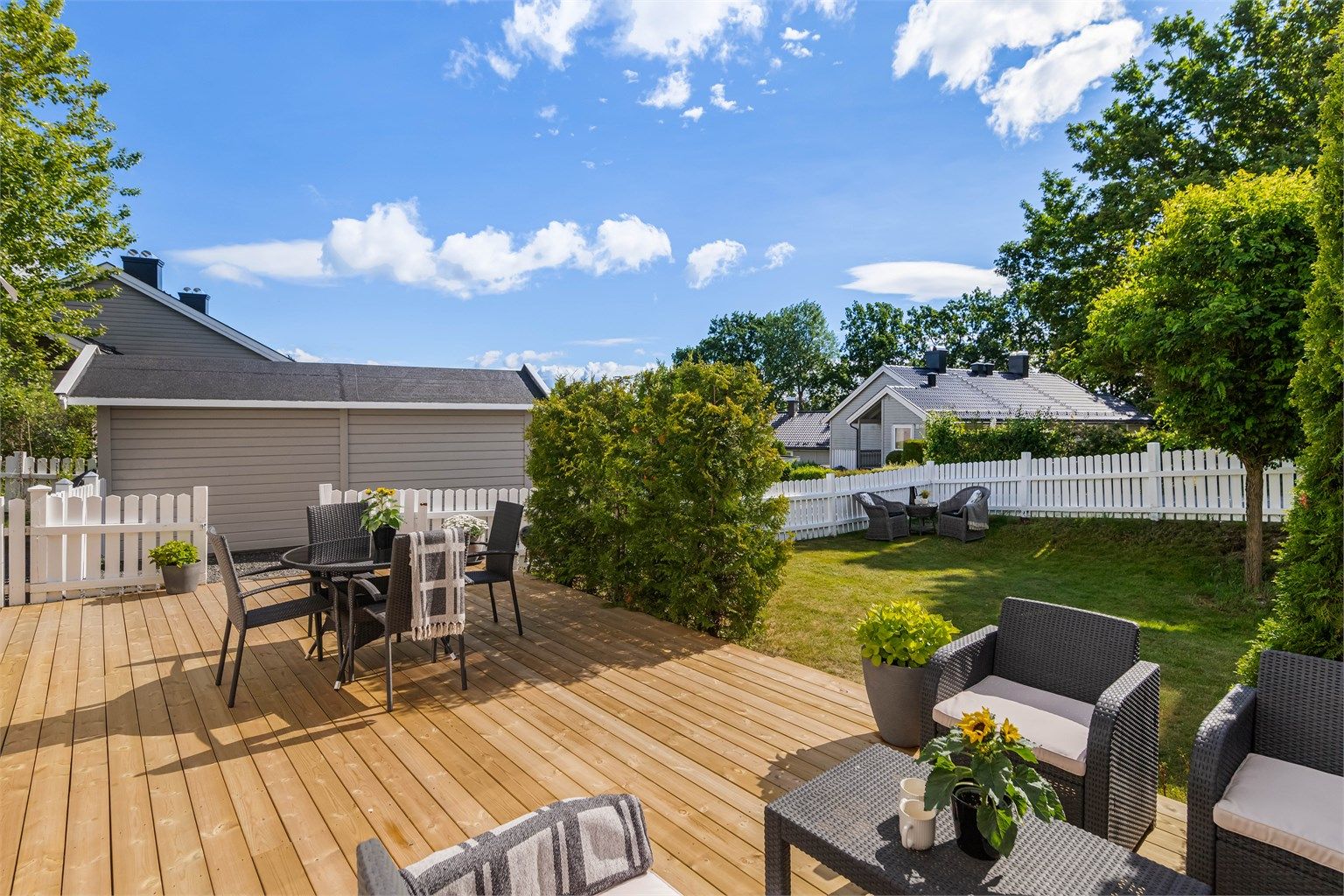 Fra stuen er det direkte utgang til en stor, ny terrasse fra 2026 – et herlig sted for morgenkaffen, lange sommerkvelder og hyggelige sammenkomster med familie og venner.