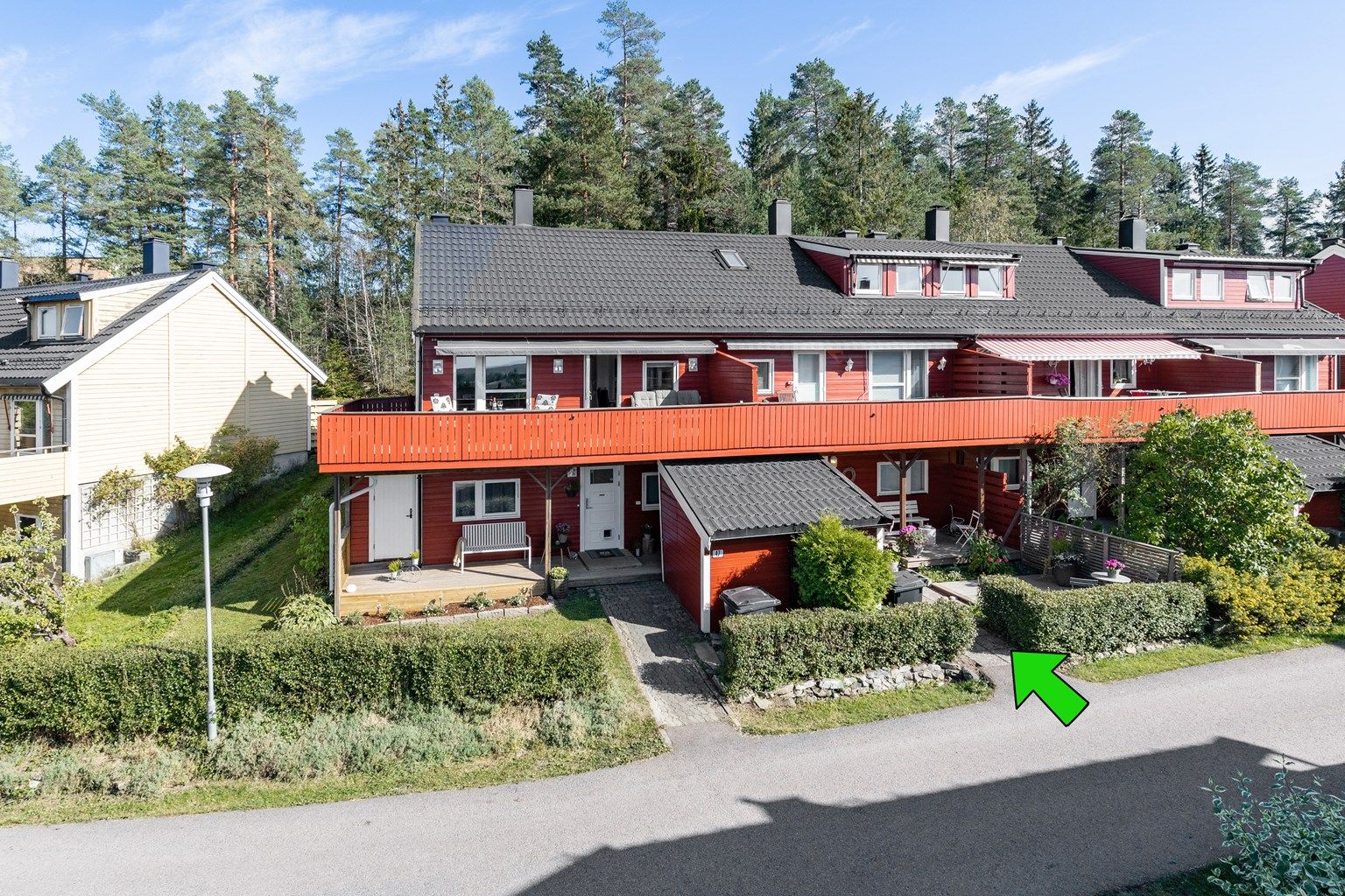 Einerveien 45 ligger veldig fint til med meget hyggelige naboer - Øverste rekke og skogen som nærmeste nabo og utsikt