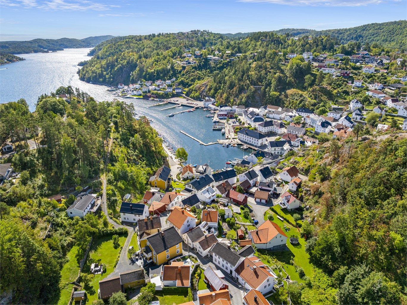 I umiddelbar nærhet finner man flotte turområder og en fantastisk skjærgård med øyer som Furøya og Lyngør.