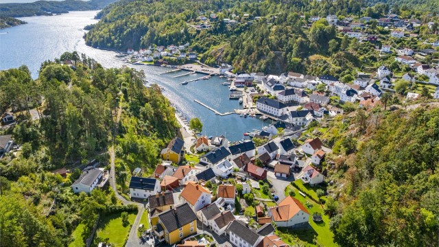 I umiddelbar nærhet finner man flotte turområder og en fantastisk skjærgård med øyer som Furøya og Lyngør.