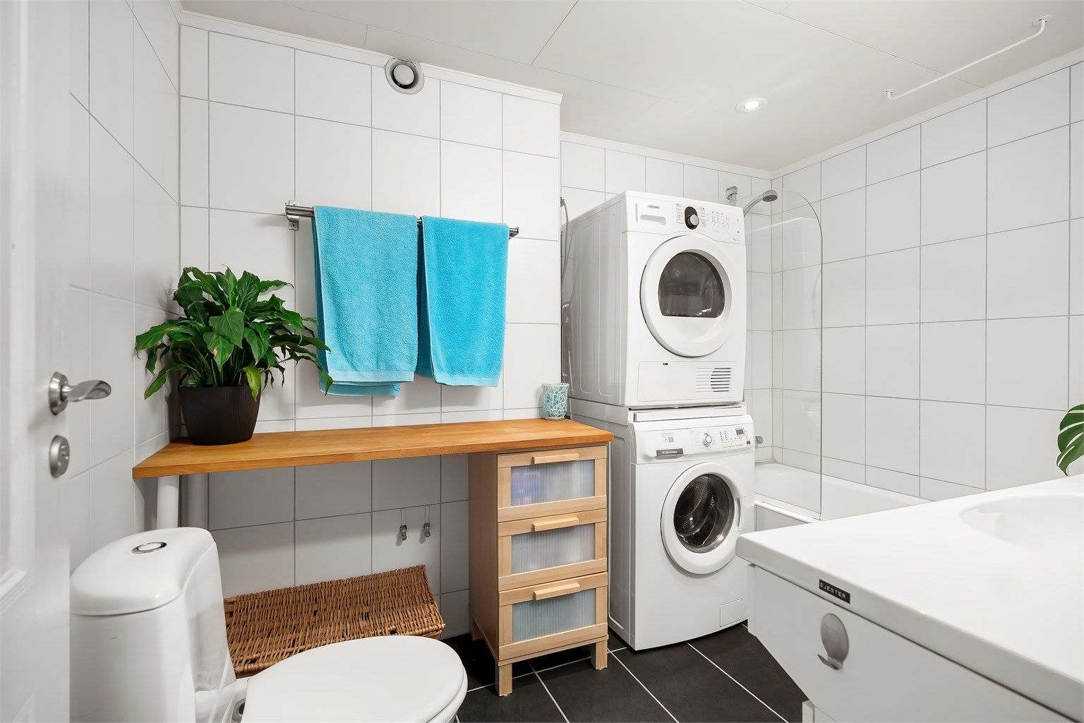 Badet har opplegg for vaskemaskin og tørketrommel