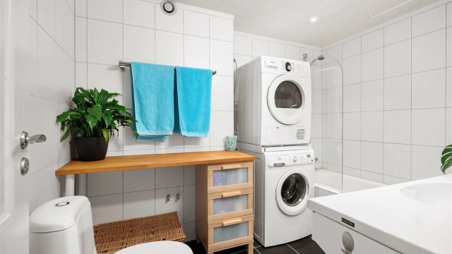 Badet har opplegg for vaskemaskin og tørketrommel