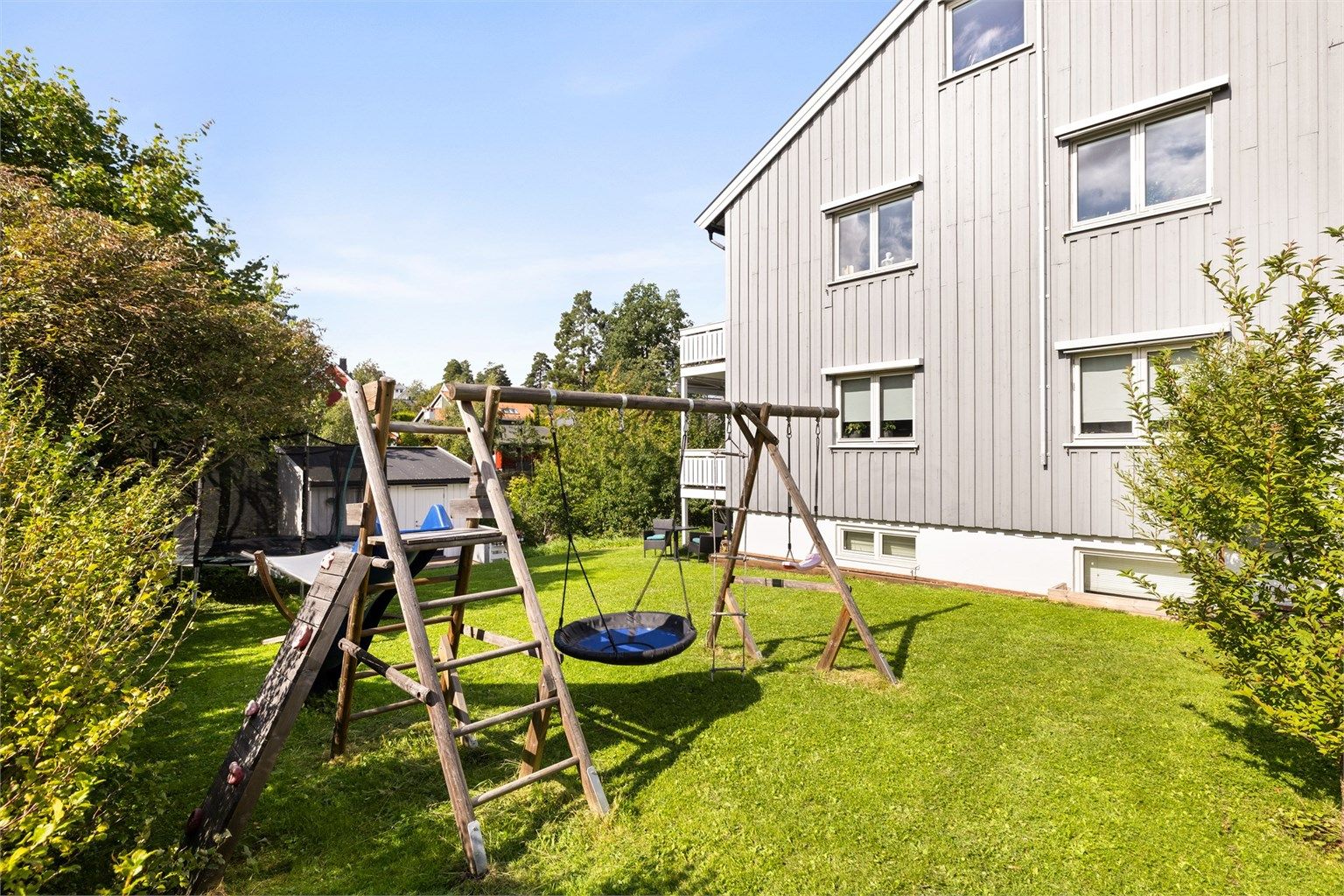 Flott og barnevennlig bolig med pent opparbeidet felles hage – perfekt for lek, grilling og sosialt familieliv.