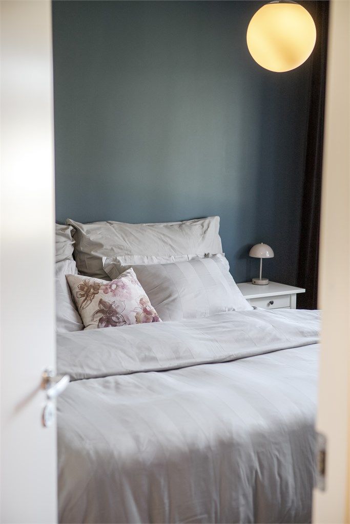 Et rolig og behagelig rom med dempede farger.