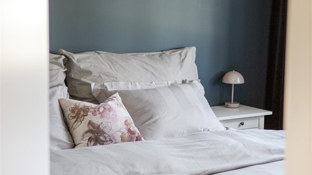 Et rolig og behagelig rom med dempede farger.