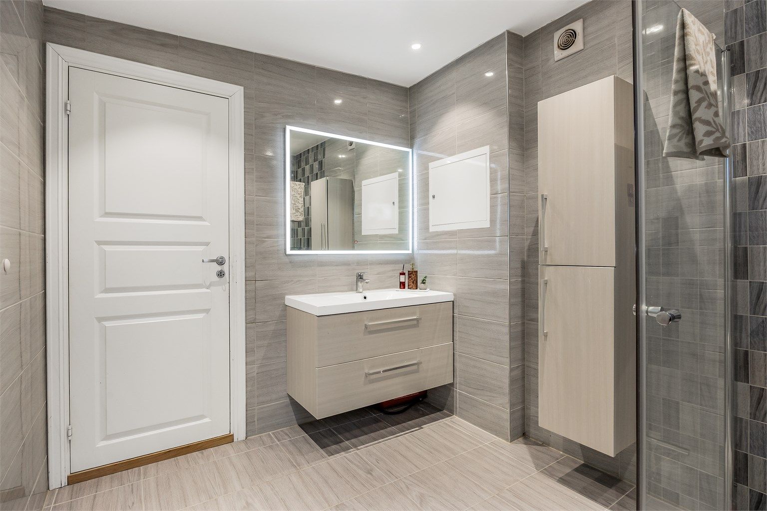 Badet i første etasje ble oppgradert i 2017. Her er det flislagt gulv med gulvvarme og vegghengt toalett.