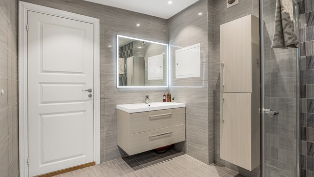 Badet i første etasje ble oppgradert i 2017. Her er det flislagt gulv med gulvvarme og vegghengt toalett.