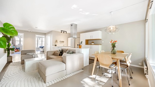 En meget innholdsrik og lys 4-roms selveierleilighet med gjennomgående og arealeffektiv planløsning.