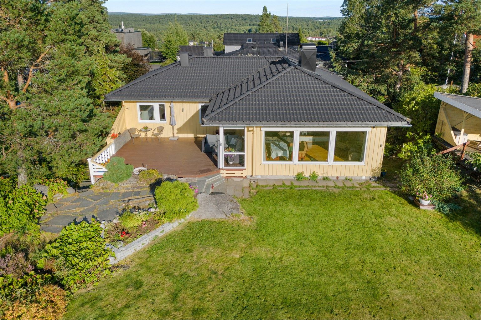 Den romslige tomten er målt til  1.620m², her kan barna spille fotball, leke og nyte uteområdet.