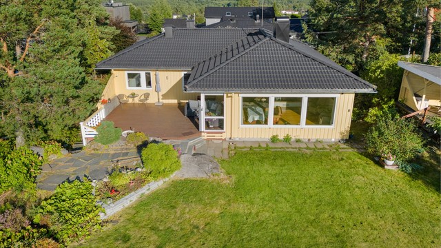 Den romslige tomten er målt til 1.620m², her kan barna spille fotball, leke og nyte uteområdet.