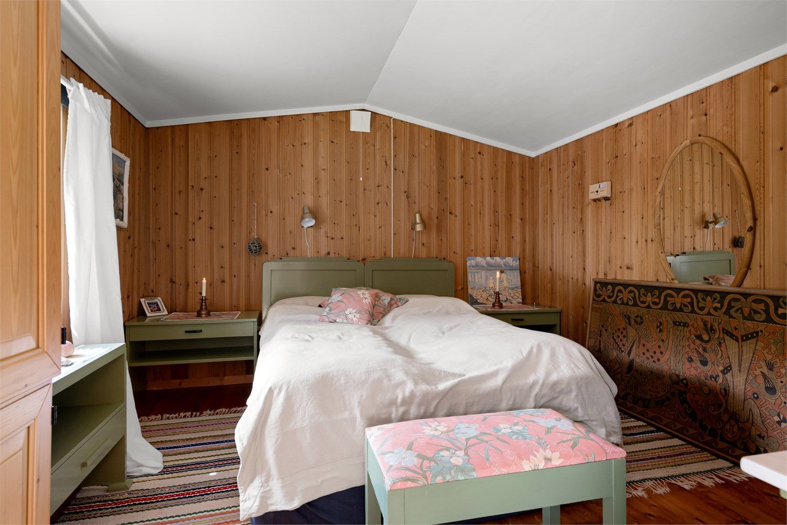 Soverom i anneks i 1. etasje med adkomst via overbygd uteplass 