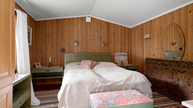 Soverom i anneks i 1. etasje med adkomst via overbygd uteplass