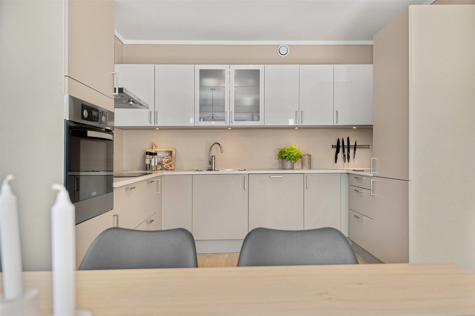 Integrerte hvitevarer som koketopp, stekeovn, oppvaskmaskin og kjøleskap/frys medfølger handelen.