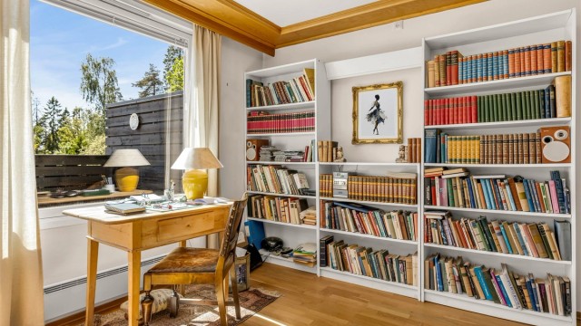 Store vindusflater sørger for rikelig med dagslys inn i leiligheten.