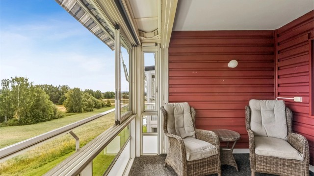 Her får du en lun og skjermet uteplass som kan benyttes gjennom store deler av året, samtidig som utsynet gir en hyggelig og landlig følelse med åpne omgivelser.