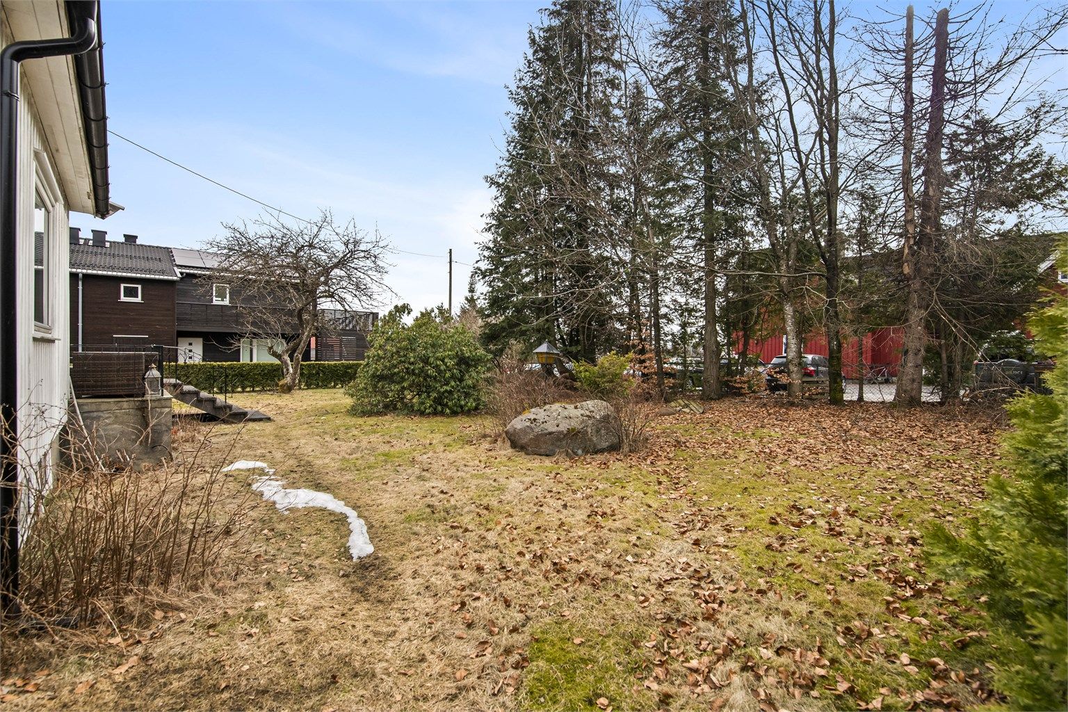 Eiertomt på 1 075 kvm bestående av plenareal, oppstillingsplass samt adkomstvei. Deler av tomten grenser også til Raveien, se vedlagte grunnkart for nærmere opplysninger. 