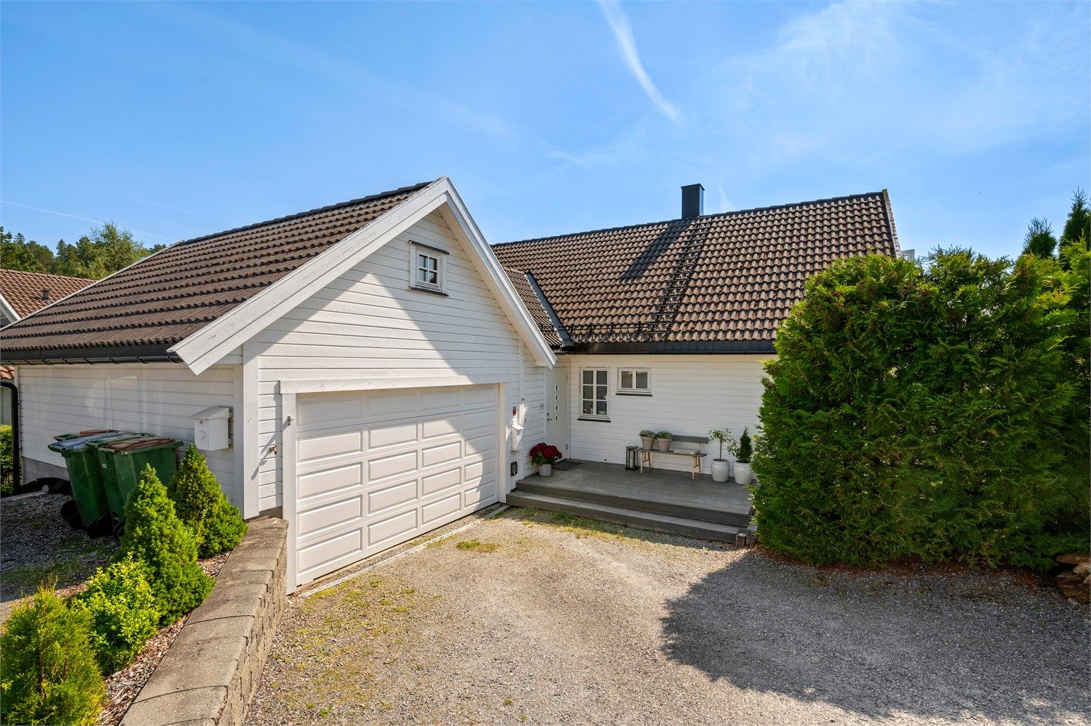 Boligen har integrert garasje med rikelig lagringsmuligheter på loft i tillegg til flere biloppstillingsplasser på tomten. 