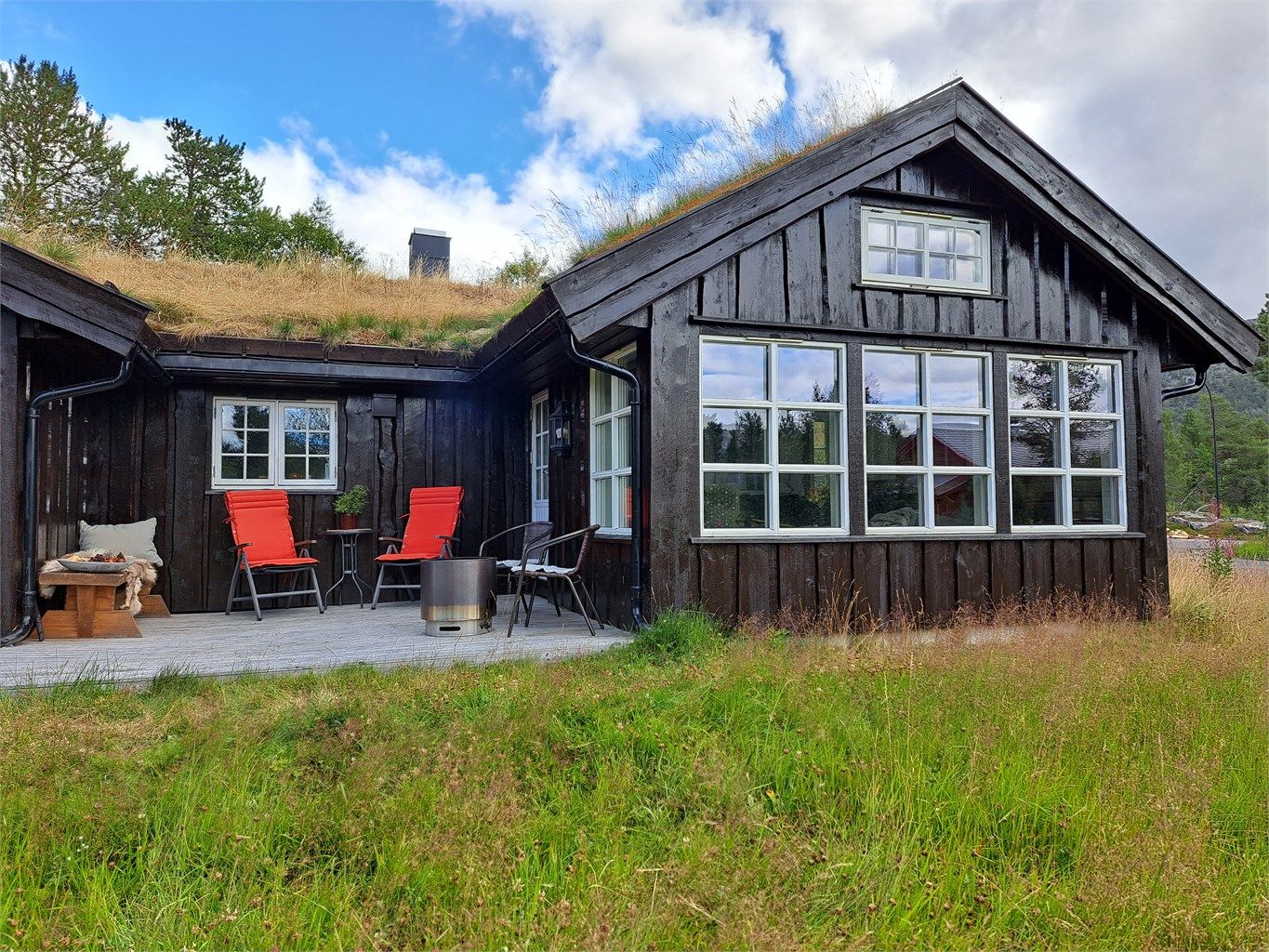 Solrike uteplasser rundt hytten.