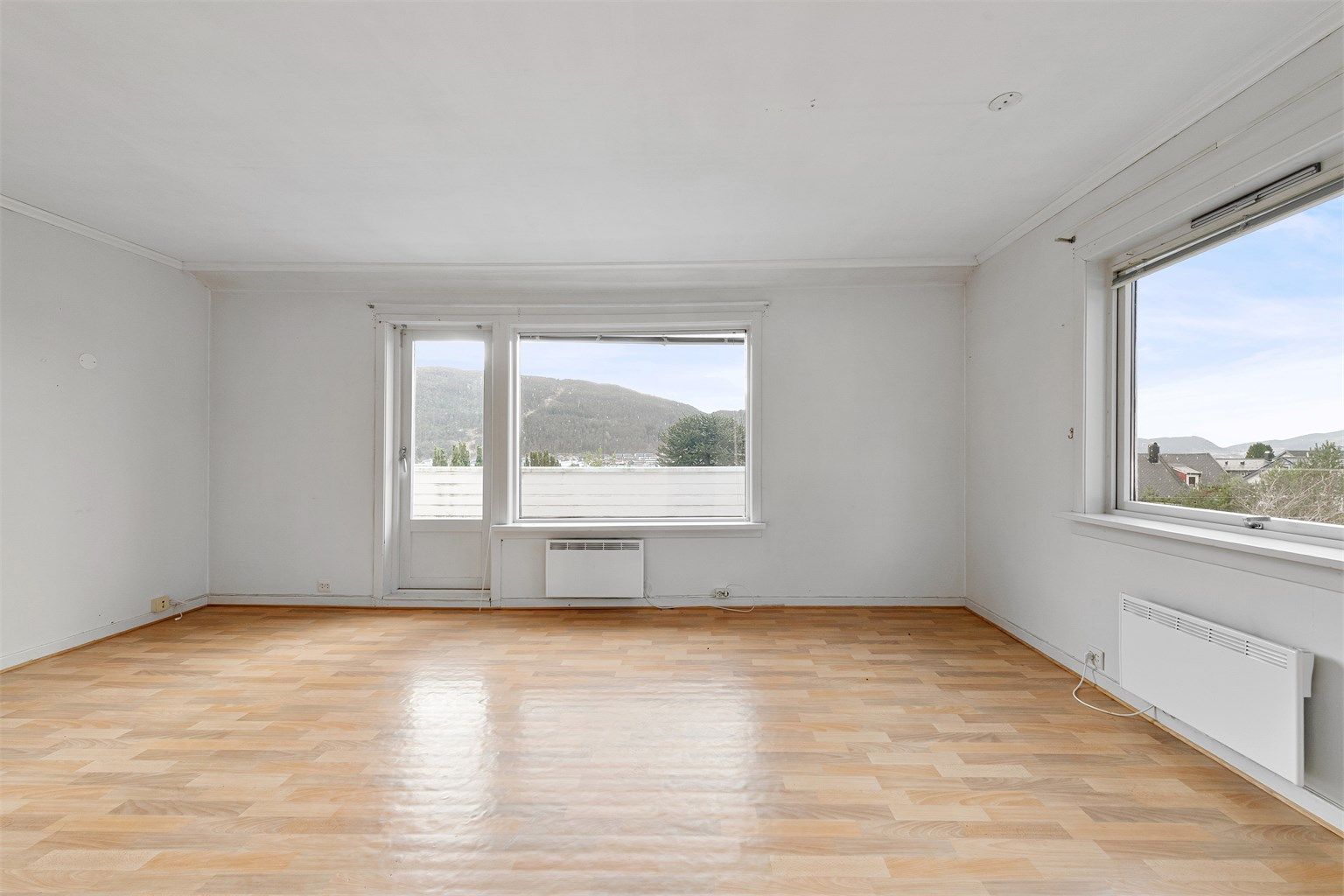 Stuen i andre etasje har utgang til en sørvendt veranda på ca. 7 m²