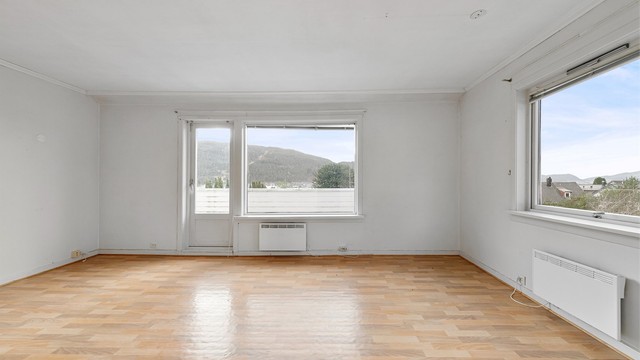 Stuen i andre etasje har utgang til en sørvendt veranda på ca. 7 m²