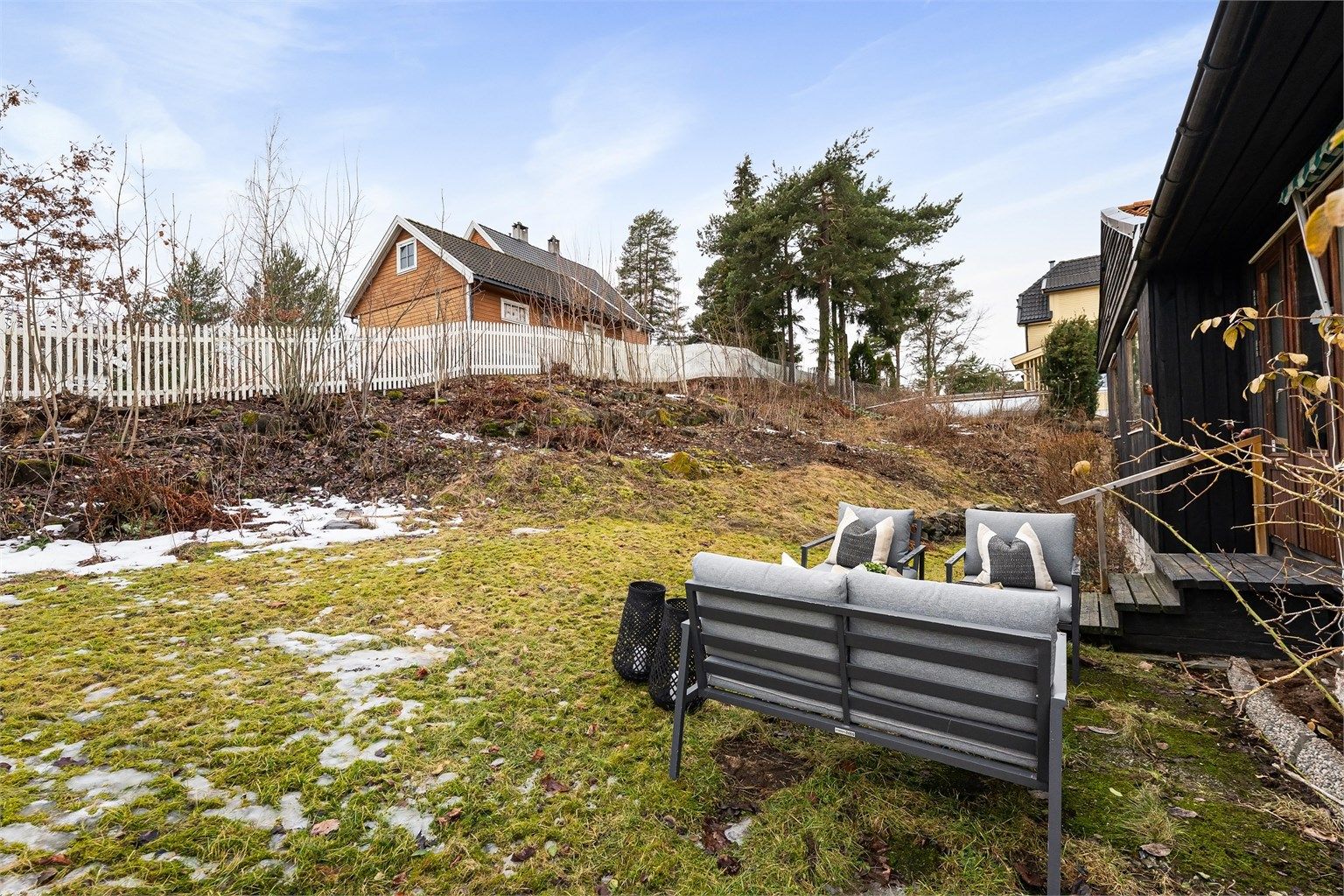Her er det god plass for lek og hageaktiviteter for hele familien.