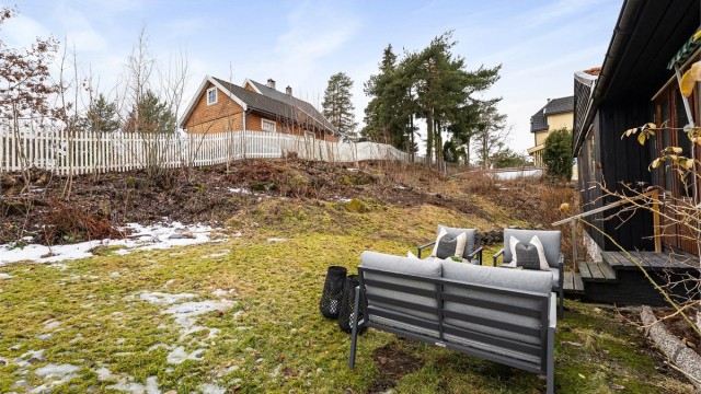 Her er det god plass for lek og hageaktiviteter for hele familien.