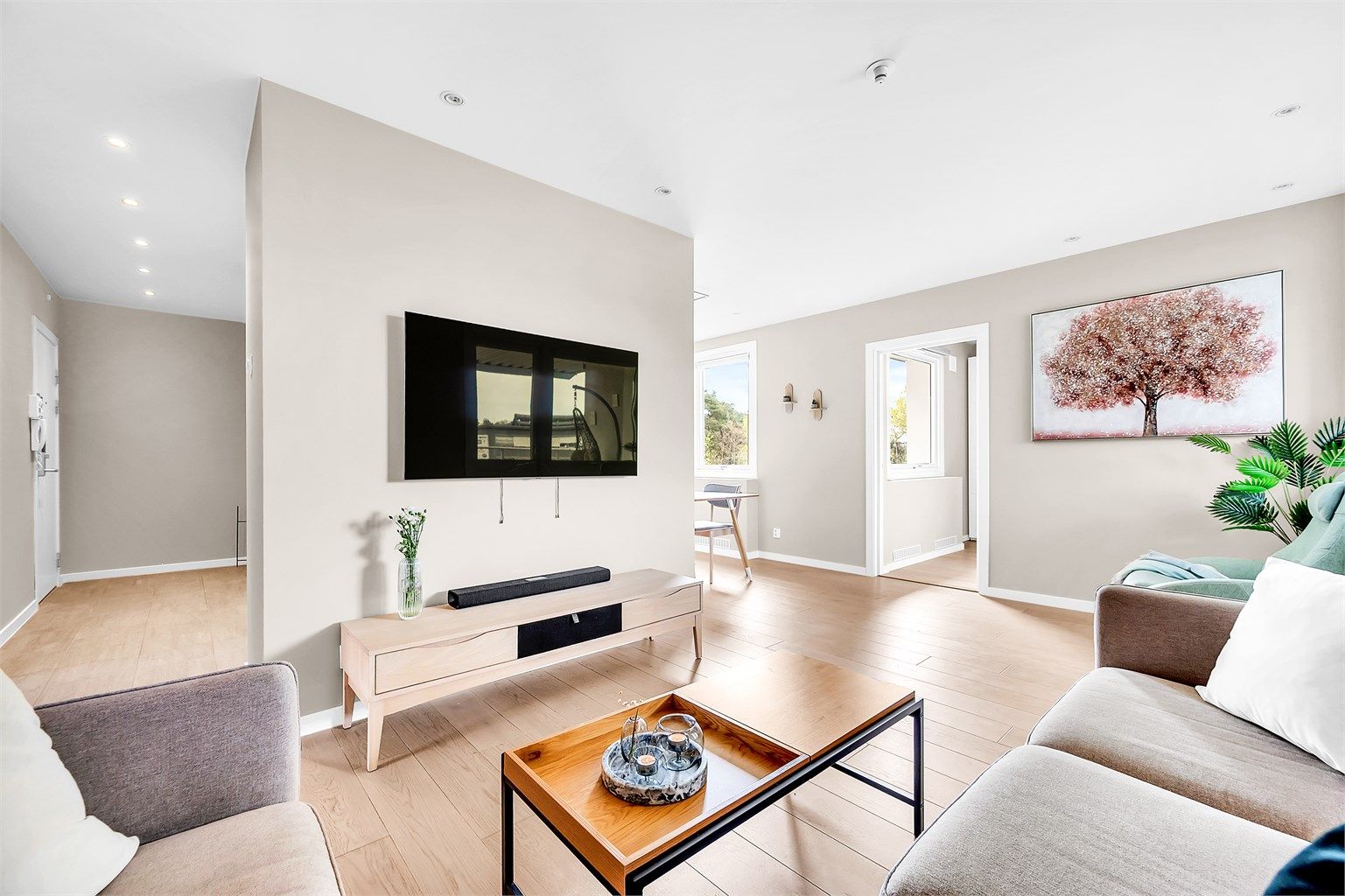 Med dagens moderne planløsning er det ikke dører mellom gang, stue og kjøkken, noe som optimaliserer plassutnyttelsen. 