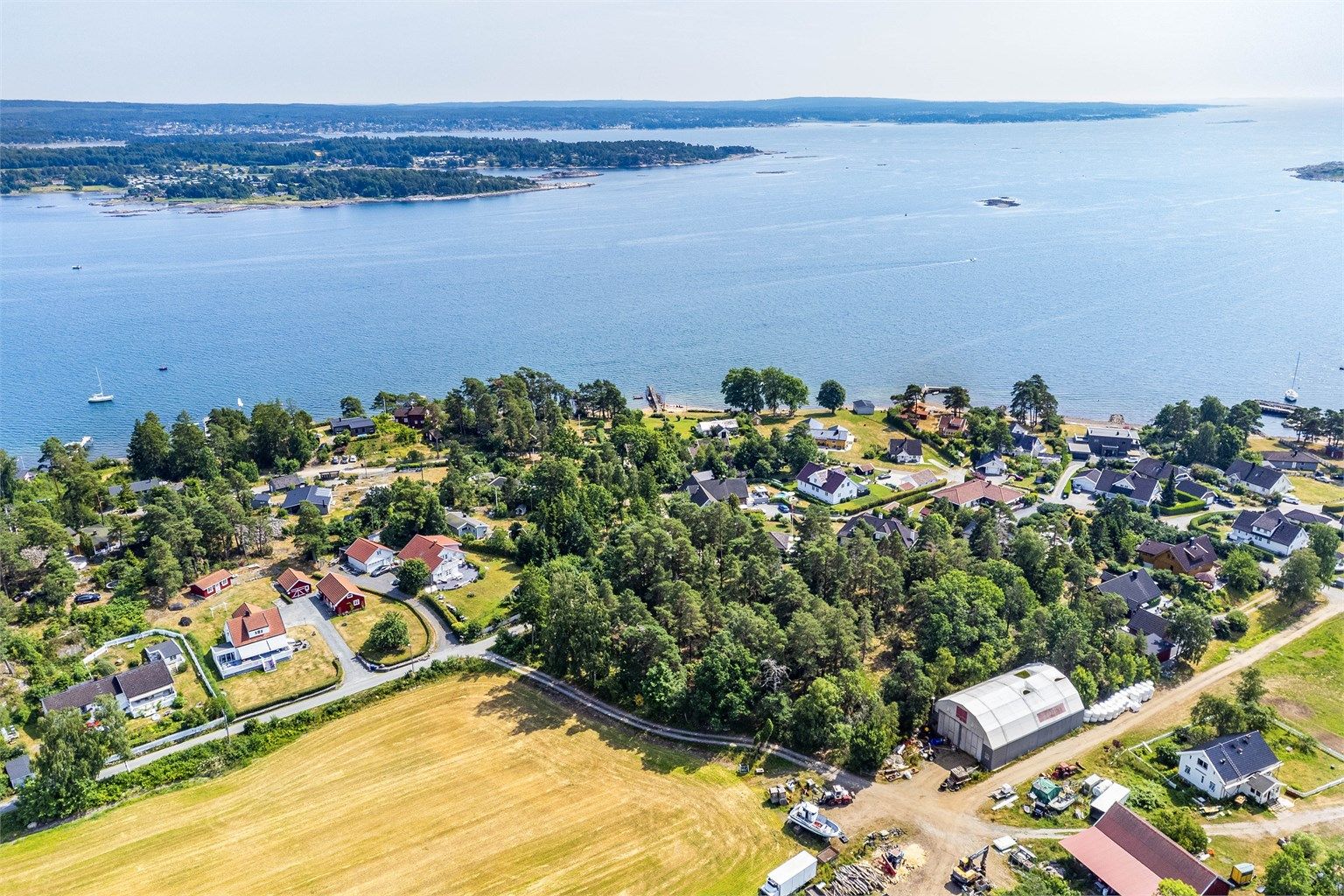 Ved Kurefjorden kan du tilbringe feriedagene i fredfylte omgivelser, kun en times biltur unna Oslo.